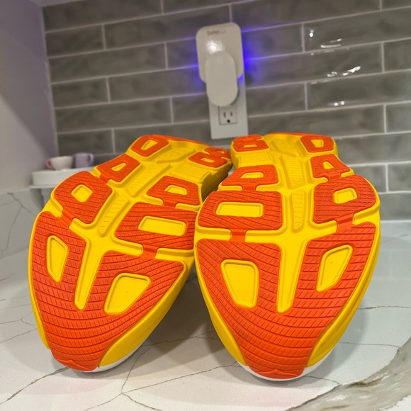 Hoka Bondi 9 Running Shoes. Men’s Size 13D Color White / Yellow - Picture 12 of 13